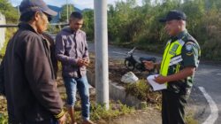 Jelang HUT RI ke-80, Babinsa Koramil 01/Bandar Ajak Warga Kibarkan Bendera Merah Putih