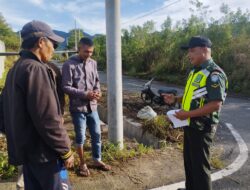 Jelang HUT RI ke-80, Babinsa Koramil 01/Bandar Ajak Warga Kibarkan Bendera Merah Putih