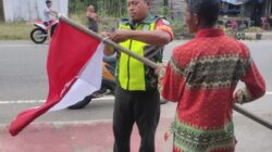 Sambut HUT Kemerdekaan RI Ke-80, Babinsa Keliling Kampung Himbau Kibarkan Bendera Merah Putih