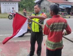 Sambut HUT Kemerdekaan RI Ke-80, Babinsa Keliling Kampung Himbau Kibarkan Bendera Merah Putih