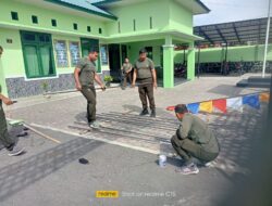 Anggota Koramil 06/Bukit Pasang Umbul-umbul Dan Bendera Merah Putih, Meriahkan HUT Kemerdekaan RI Ke-80
