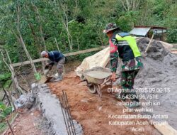 Wujud Kepedulian, Babinsa Koramil 08/SN Laksanakan Gotong Royong di Kampung Pilar Weh Kiri