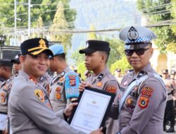 Pimpin Upacara Kenaikan Pangkat Pengabdian, Kapolres Aceh Tengah Berikan Apresiasi dan Penghargaan kepada 15 Personel Berprestasi
