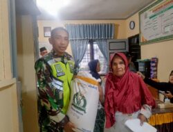 Babinsa Koramil 01/Bandar, Dampingi, Perum Bulog Salurkan Bantuan Bahan Pangan kepada 35 KK Di Wilayah