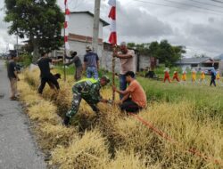 Babinsa 02/Wps Gencarkan Pemasangan Umbul-Umbul di Wilayah Binaan