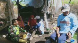 Tidak Memandang Tempat, Babinsa Sambangi Warga Laksanakan Komsos Di Kebun