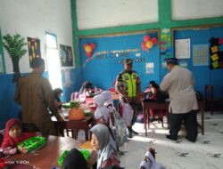 Babinsa Koramil 02/Wps Dampingi Pemberian Makanan Tambahan untuk Pemenuhan Gizi