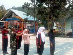 Bentuk Siswa yang Berkarakter, Babinsa Ajarkan Materi PBB