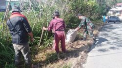 Babinsa Dan Warga Tunjukan Semangat Gotong Royong Bersihkan Lingkungan Desa