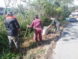 Babinsa Dan Warga Tunjukan Semangat Gotong Royong Bersihkan Lingkungan Desa