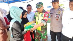 Babinsa Koramil 02/Wps Dampingi Bulog, Salurkan Gerakan Pangan Murah (GPM) Bersama Dinas Terkait