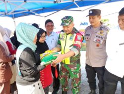 Babinsa Koramil 02/Wps Dampingi Bulog, Salurkan Gerakan Pangan Murah (GPM) Bersama Dinas Terkait