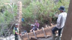 Babinsa Koramil 05/Linge Bantu Warga Membangun Rumah di Desa Kute Baru