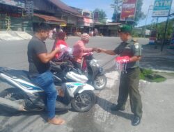 Danramil 02/Wps Bersama Forkopimcam Bagikan Bendera Merah Putih ke Masyarakat
