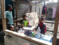 Implementasikan Binter Di Wilayah Binaan, Babinsa Komsos Bersama Pekerja Bangunan