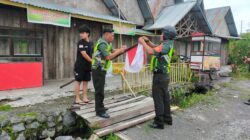 Semarak HUT RI Ke-80, Koramil 06/Bukit Bagikan Bendera Merah Putih kepada Warga