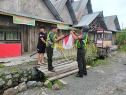 Semarak HUT RI Ke-80, Koramil 06/Bukit Bagikan Bendera Merah Putih kepada Warga