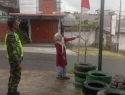 Jajaran Babinsa Koramil 02/Wps Ajak Warga Kibarkan Merah Putih