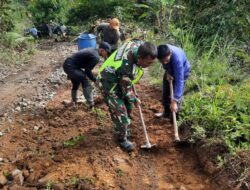 Gotong Royong Bersama Warga, Upaya Babinsa Mendukung Pembangunan Di Desa Binaan