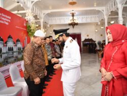 Peringatan HUT RI ke-80, Gubernur Aceh dan Istri Serahkan cendera mata pada Keluarga Pahlawan