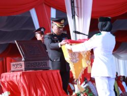 Kapolres Bener Meriah Bertindak Sebagai Inspektur Upacara Penurunan Bendera HUT RI ke-80 di Lapangan Sengeda