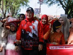 Kak Na, Sambut Pelukan Hangat Syakira, Bocah Istimewa di Pawai Kemerdekaan RI ke-80