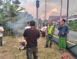 Jaga Kondusifitas Wilayah, Babinsa Komsos dengan Warga.