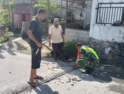 Babinsa Bantu Warga Gotong Royong Perbaikan Saluran Air