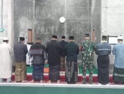 Tingkatkan Keimanan, Babinsa Sholat Subuh Berjamaah Dengan Tokoh Masyarakat Di Wilayah Binaan
