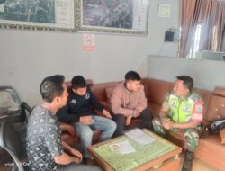 Jaga Kemanunggalan, Babinsa Koramil 02/Wps Komsos Dengan Masyarakat