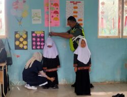 Babinsa Koramil 04/PRG Dampingi Nakes Cek Kesehatan Siswa-siswi SDN Perdamaian
