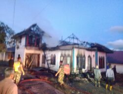 Satu Unit Rumah Hangus Terbakar Di Kecamatan Wih Pesam, Babinsa Koramil 02/Wps Bantu Evakuasi