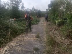 Kerja Bakti Bersihkan Jalan, Babinsa Jadi Penggerak Masyarakat Untuk Peduli Terhadap Lingkungan