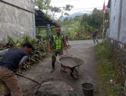 Babinsa Koramil 03/TG Gotong Royong Perbaiki Jalan di Desa