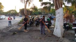 Ojol dan Warga Kompak Bersihkan Pos Polisi yang Dibakar Massa di Surabaya