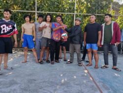 Reje Pondok Ulung Alianto Serahkan Bola Voli untuk Karang Taruna