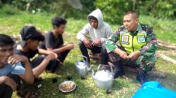 Memperkuat Silaturahmi dan Keharmonisan Di Wilayah Binaan, Babinsa Laksanakan Komsos