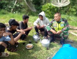 Memperkuat Silaturahmi dan Keharmonisan Di Wilayah Binaan, Babinsa Laksanakan Komsos
