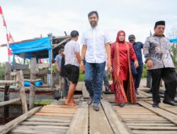 Naik Rakit, Gubernur Mualem Tinjau Akses Kuala Baru di Aceh Singkil