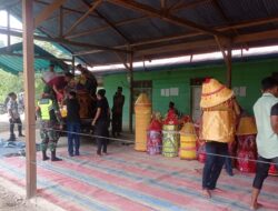 Babinsa Koramil 08/Silih Nara Bantu Warga Desa Paya Tampu Persiapkan Maulid Nabi Muhammad SAW