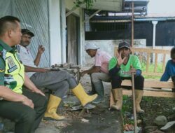 Ciptakan Suasana Harmonis Di Wilayah Binaan, Babinsa Laksanakan Komunikasi Sosial Bersama Masyarakat