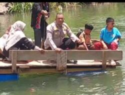 Polri Hadir untuk Masyarakat, Polsubsektor Rusip Antara Bantu Anak Sekolah dan Warga Menyeberang Sungai dengan Rakit