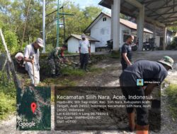 Babinsa Koramil 08/Silih Nara Ajak Warga Gotong Royong Bersihkan Selokan