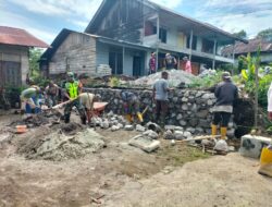 Babinsa Koramil 08/Silih Nara Gotong Royong Bersama Warga di Desa Gunung Singit