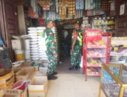 Turun Ke Pasar, Jajaran Babinsa Koramil 06/Bukit Pantau Harga Sembako